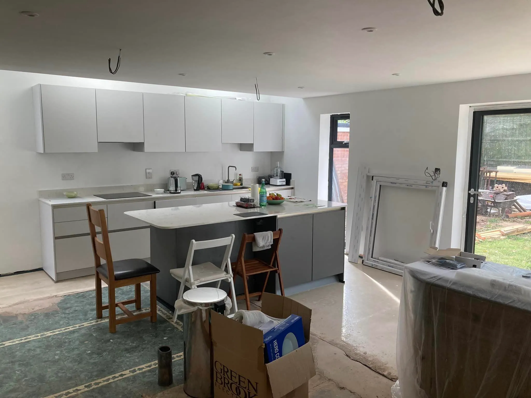 A kitchen that is being remodeled and is in the process of being remodeled.